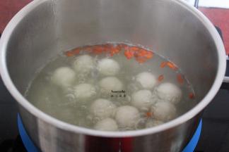 枸杞洗净，放入锅中继续煮；