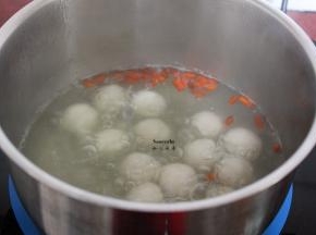 枸杞洗净，放入锅中继续煮；