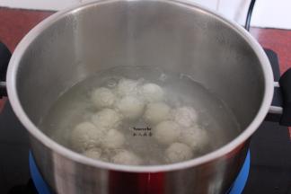 适量的清水，放入一点点白砂糖煮沸，放入汤圆；