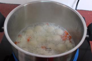 汤圆煮熟，把甜酒酿加入，再次煮沸即可。