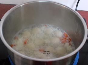 汤圆煮熟，把甜酒酿加入，再次煮沸即可。