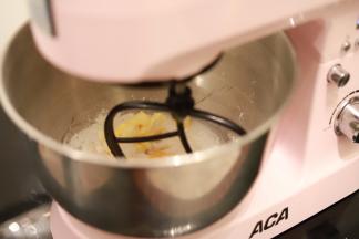 将厨师机桶安装好