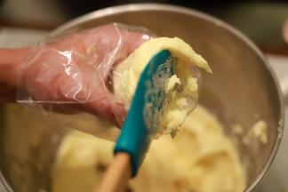 用刮刀将拌好的麻薯面糊装入裱花袋里