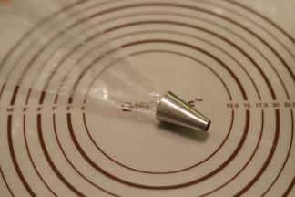 将大号的圆形裱花嘴装入裱花袋中