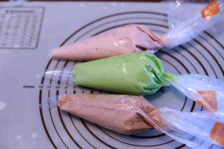 其它的面糊分成三份，一份加可可粉，一份加抹茶粉，一份加玫瑰酱