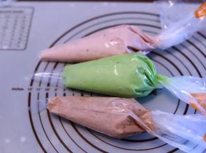 其它的面糊分成三份，一份加可可粉，一份加抹茶粉，一份加玫瑰酱