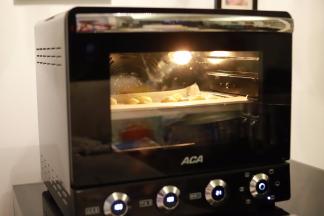 ACA-E38HC烤箱预热好会“滴滴”声提醒，将烤盘放入烤箱，重按启动键开始烘烤