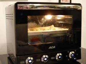 ACA-E38HC烤箱预热好会“滴滴”声提醒，将烤盘放入烤箱，重按启动键开始烘烤