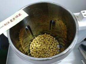 黄豆洗净放入豆浆机。
