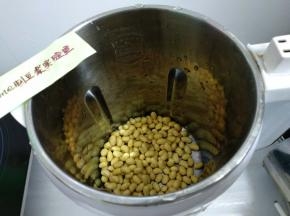 黄豆洗净放入豆浆机。