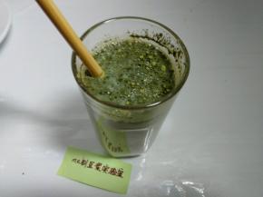 杯子里倒入300毫升的热豆浆，加入5克抹茶粉和适量白糖快速搅匀即可。