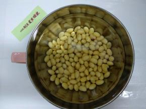 黄豆提前浸泡清水8小时。（期间换水2次）