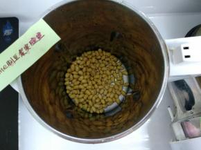 黄豆洗净放入豆浆机。