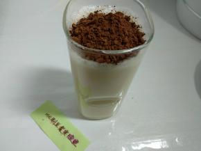 杯子里倒入300毫升的热豆浆，加入5克可可粉和适量白糖快速搅匀即可。