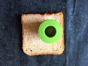 拿一片土司，用磨具压一个圆