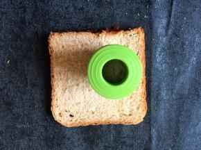 拿一片土司，用磨具压一个圆