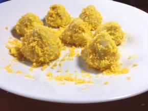 将面包糠均匀撒上，多一点，保证每个都沾上面包糠