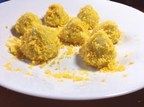 将面包糠均匀撒上，多一点，保证每个都沾上面包糠