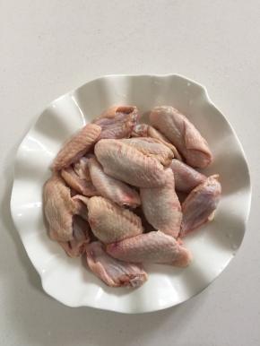 鸡翅解冻后放入清水中浸泡片刻，把里面的血水浸出来，沥干水份备用！