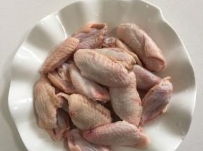 鸡翅解冻后放入清水中浸泡片刻，把里面的血水浸出来，沥干水份备用！