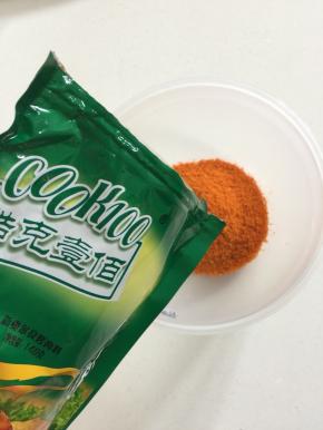 碗里倒入50克cook100烤肉料！