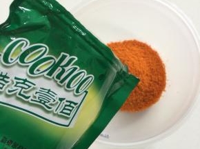 碗里倒入50克cook100烤肉料！