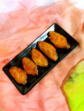 烤好的鸡翅鲜嫩多汁儿！让人吃了还想吃！