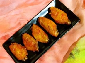 烤好的鸡翅鲜嫩多汁儿！让人吃了还想吃！