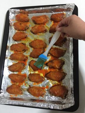 时间到了取出来，把剩余的腌料均匀地刷在鸡翅上！