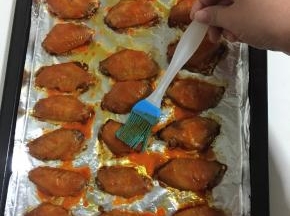 时间到了取出来，把剩余的腌料均匀地刷在鸡翅上！