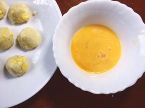 准备一个小碗，将鸡蛋打散