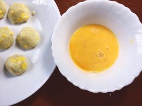 准备一个小碗，将鸡蛋打散