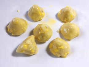 将所有的都沾满蛋液这时将锅里放油