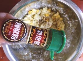 撒上适量的辣椒粉，搅拌均匀