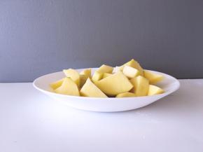 将土豆去皮洗净后切成小块