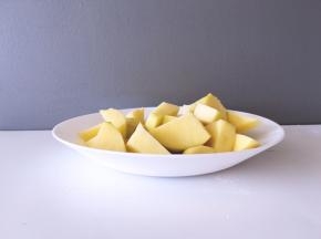 将土豆去皮洗净后切成小块