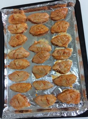 烤盘铺一层锡纸，腌好的鸡翅排列在烤盘上！