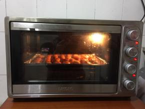 放入提前预热的烤箱中层，上下火200度烤20分钟。