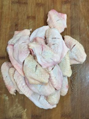 用刀在鸡翅的两面斜划几刀，腌制的时候更容易入味儿！