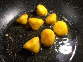 炸至金黄捞出沥干油份即可，炸的时候小火，记得翻面