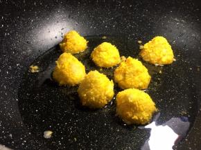 锅里这时油也热了，将裹好面包糠的土豆放入