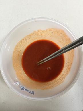 加入50克温水充分搅拌均匀！