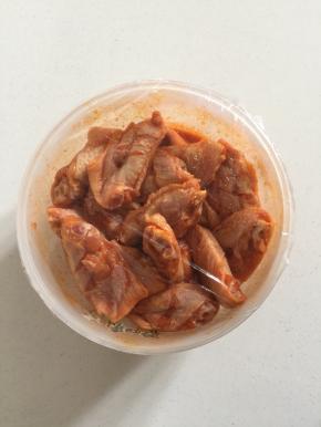 盖上保鲜膜放入冰箱冷藏2个小时！(有时间的话可以腌制一晚上，更加入味儿。)