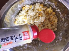 撒上适量的黑胡椒粉，撒盐