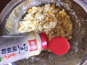 撒上适量的黑胡椒粉，撒盐