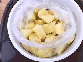 用保鲜袋装好放电饭煲蒸隔蒸熟20分钟