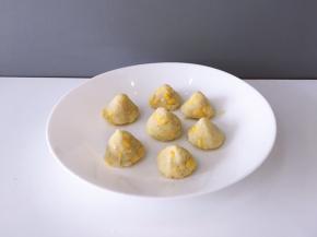 用手抓成窝窝头形状，下面平上面尖尖就行，不会的可以直接搓圆也行。