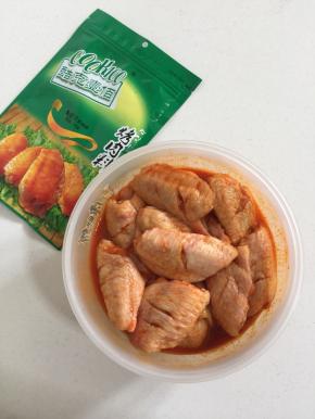 把鸡翅放入搅拌好的腌料中抓匀！