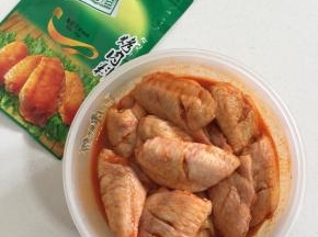 把鸡翅放入搅拌好的腌料中抓匀！