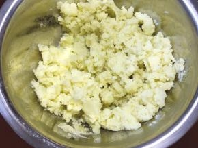 将蒸好的土豆放大碗里，趁热捣碎